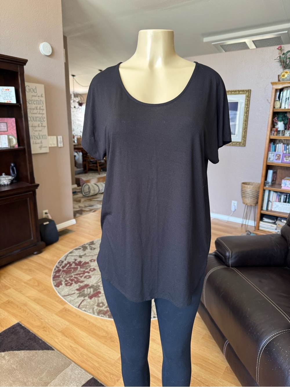 Adrienne Vittadini black scoop neck short sleeve blouse-size L